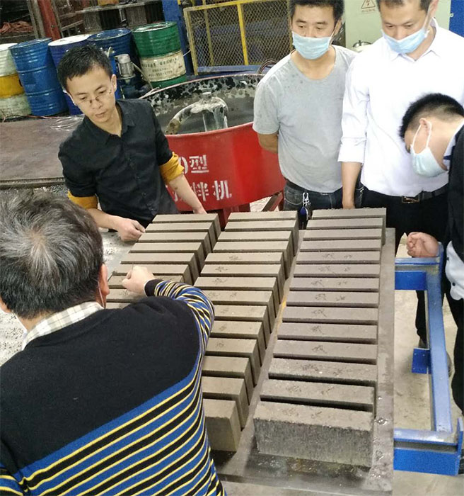 液壓磚機(jī)制磚泥巴磚